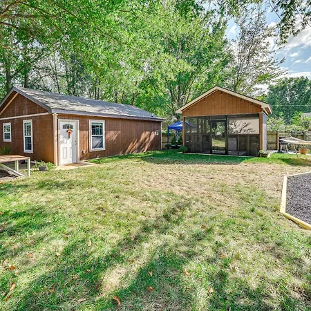 Home With Hot Tub, Playset And Grills In Clarksville!