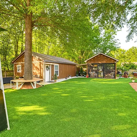 Home With Hot Tub, Playset And Grills In Clarksville!